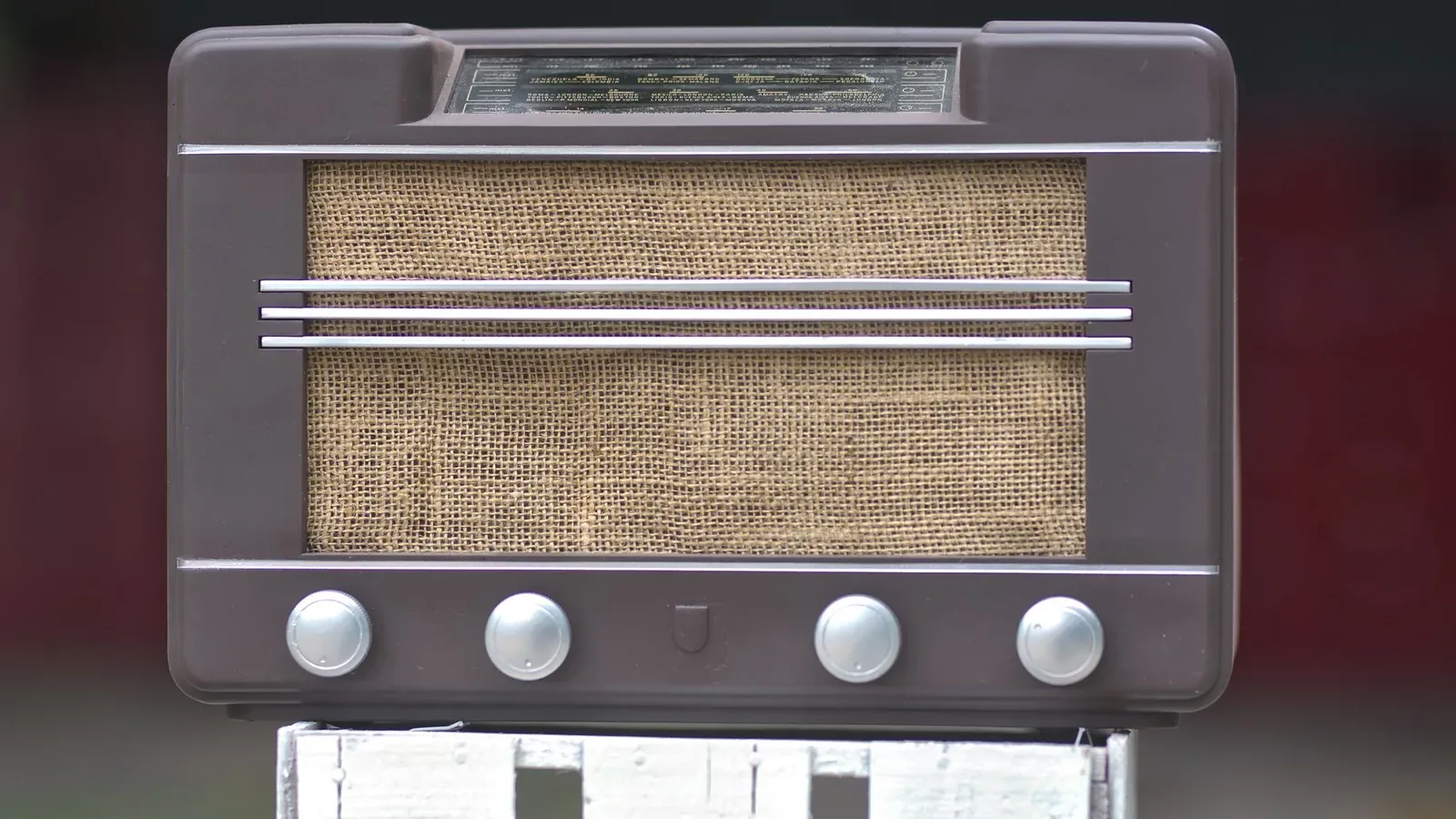 Rádio de válvula antigo, em primeiro plano, símbolo da época em que o Brasil ensinava a distância pelo rádio